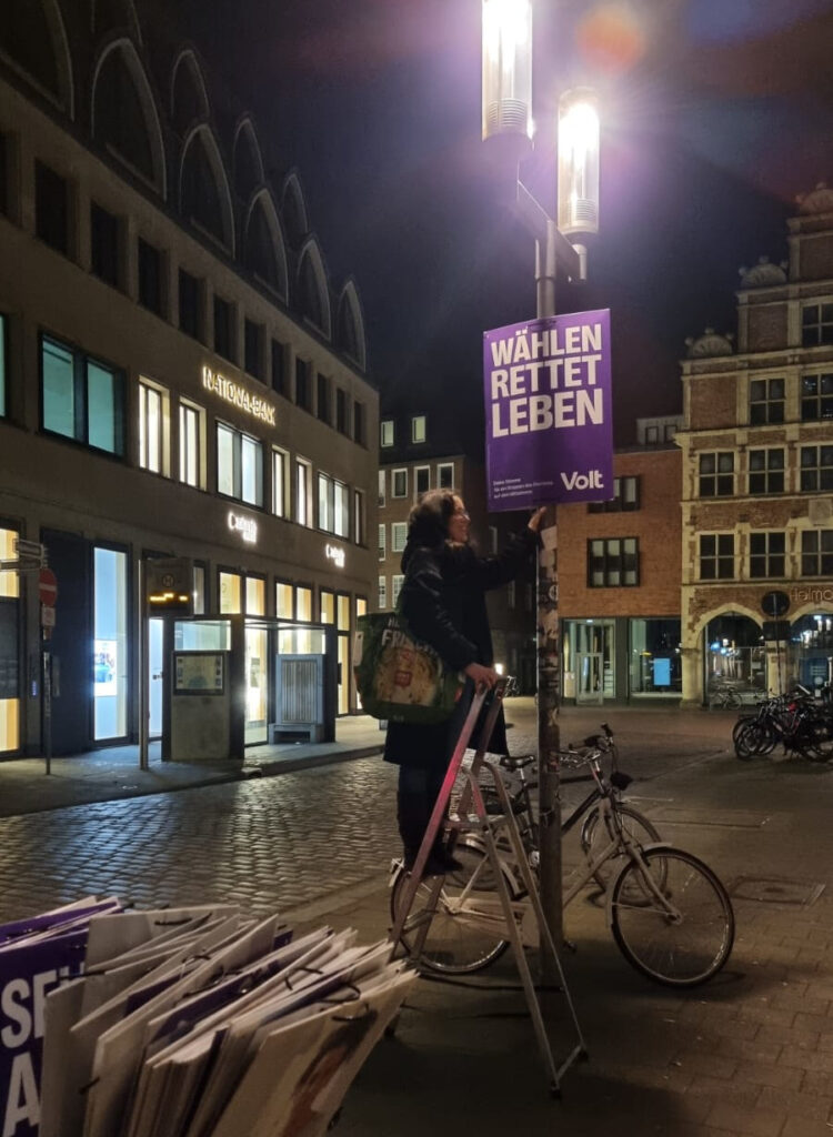 Volt startet mit der langen Nacht der Plakate in den Wahlkampf zur Europawahl 1 lange nacht